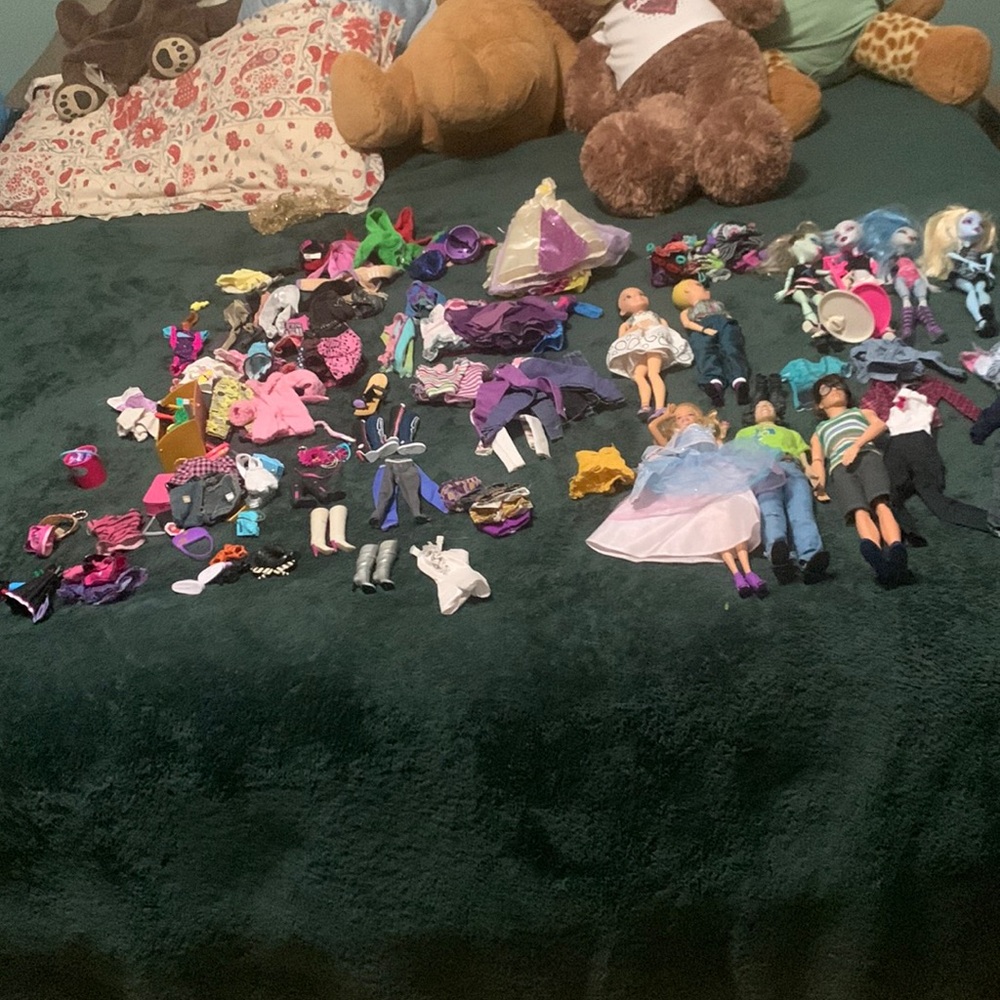 4 monster high, 1 harry styles ,3 Barbie’s with clothes and accessories